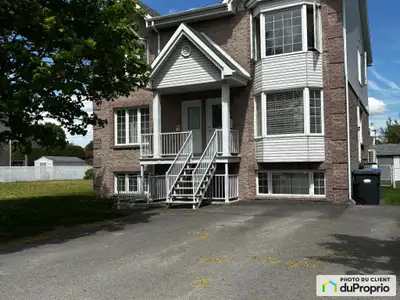 Superbe triplex construction 1997 avec 3 spacieux logements 5 1/2 à louer localisé à St-Hubert aux l...