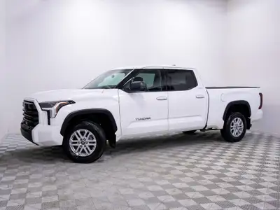 La Toyota Tundra SR5 2023 est une camionnette robuste et fiable, conçue pour répondre aux besoins le...