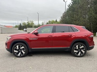 // ACCIDENT FREE!! // Meet the 2024 Volkswagen Atlas Cross Sport Highline 2.0 4WD, a stylish midsize... (image 9)