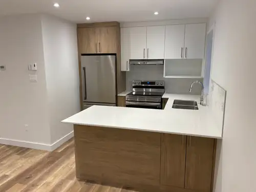 APPARTEMENT 2 CHAMBRES — CONSTRUIT 2022 302-7115 Rue Durocher, Montréal · Disponible juin 2026 2 100...