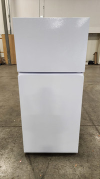 Hisense RT18A2FWD 30-in 18 cu.ft. Full-Depth Top-Mount Refrigera