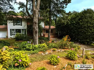Chaleureuse et familiale, au cachet à la fois campagnard et distingué, cette vaste maison située au...