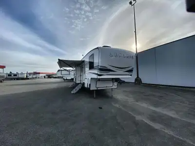 We are looking for good pre owned Rv's to buy or consign!! Keystone Arcadia fifth wheel 3940LT highl...