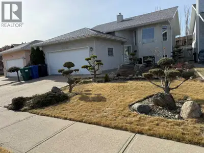 BONSAI !! Welcome to 128 Heritage Blvd. A Bi-level home featuring 1177 sq/ft, 2 bedrooms, 2 bathroom...