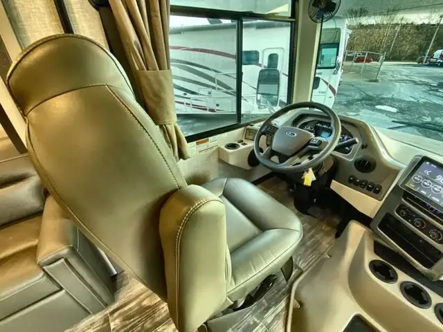 2025 Thor Motor Coach Hurricane 34R in RVs & Motorhomes in Bedford - Image 24