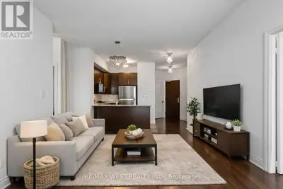 This residence offers a polished, boutique condo experience in one of the Kingsway's most establishe...