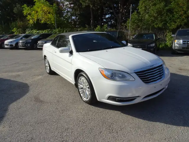2013 Chrysler 200 Touring in Cars & Trucks in City of Toronto - Image 7