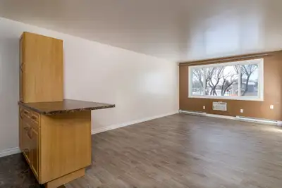 10 Willowdale Cres-  2 Bedroom