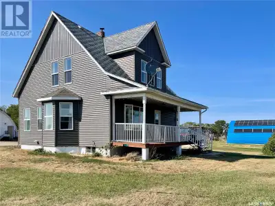 This excellent 10 acre property is located approximately half way between Moose Jaw and Assiniboia,...