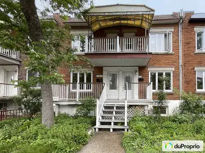 Opportunité rare sur le marché ! Ce grand triplex est situé dans un quartier tranquille, tout en éta...