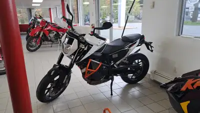 Engine Type: 1-cylinder, 4-stroke engine Displacement: 690 cm? Bore and Stroke: 105 x 80 mm Cooling:...