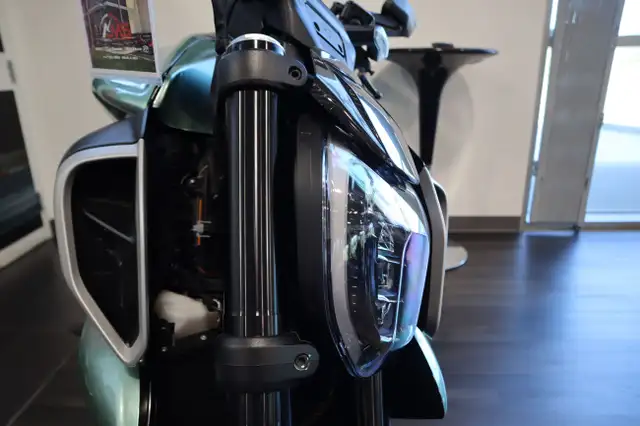2023 Ducati Diavel V4 Green in Street, Cruisers & Choppers in Edmonton - Image 6
