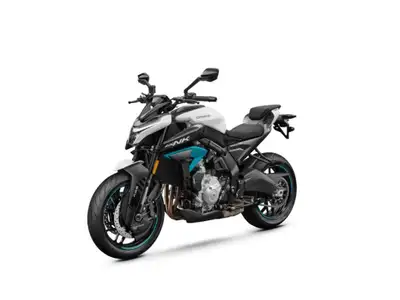 CFMOTO 675NK 2026 (3 CYLINDRES) Moteur trois cylindres de 675 cc (95hp) Hauteur du siège: 810 mm (31...
