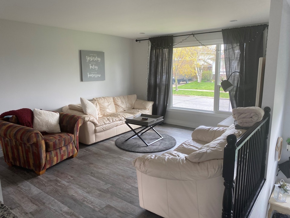 Female Student Bedrooms Available in a Shared 7 Bedroom Home! (R 4