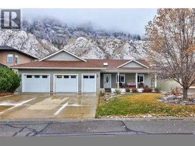 Beautiful custom bungalow in desirable Rivershore Estates. This over 3000 sq ft bungalow with finish...