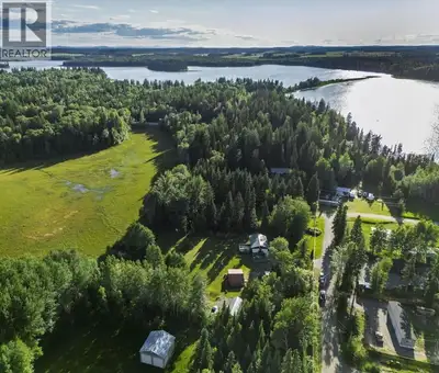 Situated on 0.39 of an acre in a quiet cul-de-sac in the popular Nukko Lake area, is this 2 Bed/1 ba...