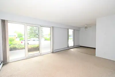 The Coachman Inn - 101 This ground-floor 2 bedroom, 1 bathroom apartment is located at 101-879 Johns...