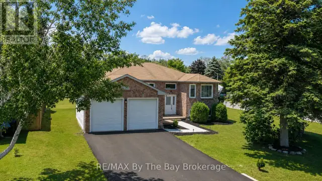 2 BIRCHMOUNT CIRCLE Wasaga Beach, Ontario in Houses for Sale in Oakville / Halton Region - Image 2