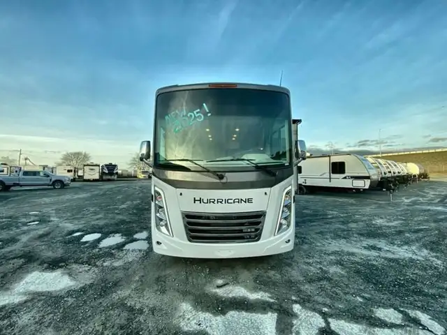 2025 Thor Motor Coach Hurricane 34R in RVs & Motorhomes in Bedford - Image 5