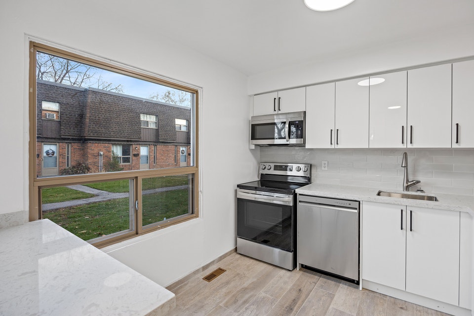 RENOVATED 3 BEDROOM TOWNHOUSE WITH GARAGE 5