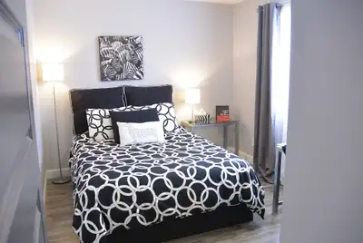 a 10 minutes du metro longueuil 1980 delorimier pres cure-poirier bus 123 = 16==71 pres de tout tres...