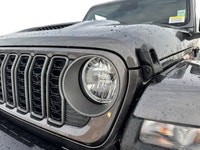 This 2026 JEEP GLADIATOR SPORT 4X4 has the following options Cloth Low-Back Bucket Seats, Remote Sta... (image 9)