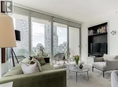 NEW PRICE. This is NOT your typical condo. You´ll love the flow of this home; with a formal entry, 2...