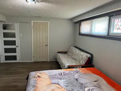 AVAILABLE ANYTIME TEXT AT 416-877-1609 MONTH TO MONTH NO LEASE AGREEMENT PRICE POSTED IS FOR 1 PERSO...