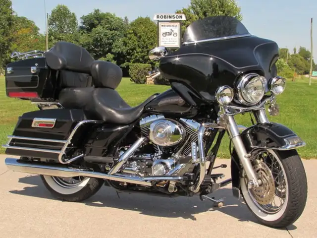 2005 Harley-Davidson FLHTC Electra Glide Classic in Sport Touring in Leamington - Image 2