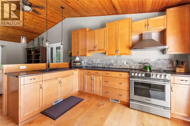 777 Salsbury Rd Courtenay, British Columbia in Houses for Sale in Comox / Courtenay / Cumberland - Image 11