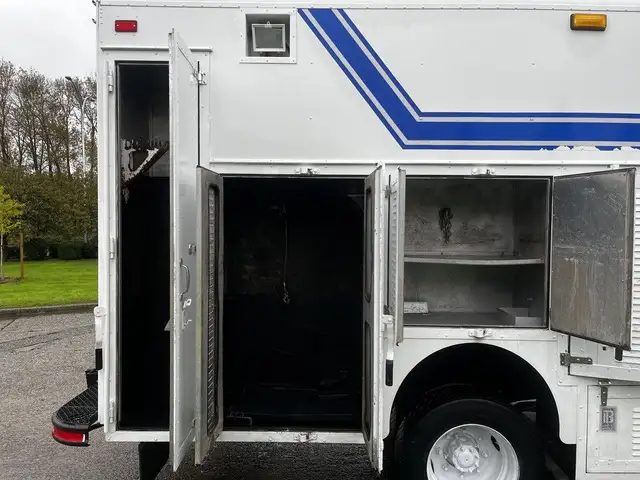 2005 Morgan Olson Workhorse 14 Foot Step Van with Shelving in Heavy Trucks in City of Montréal - Image 16