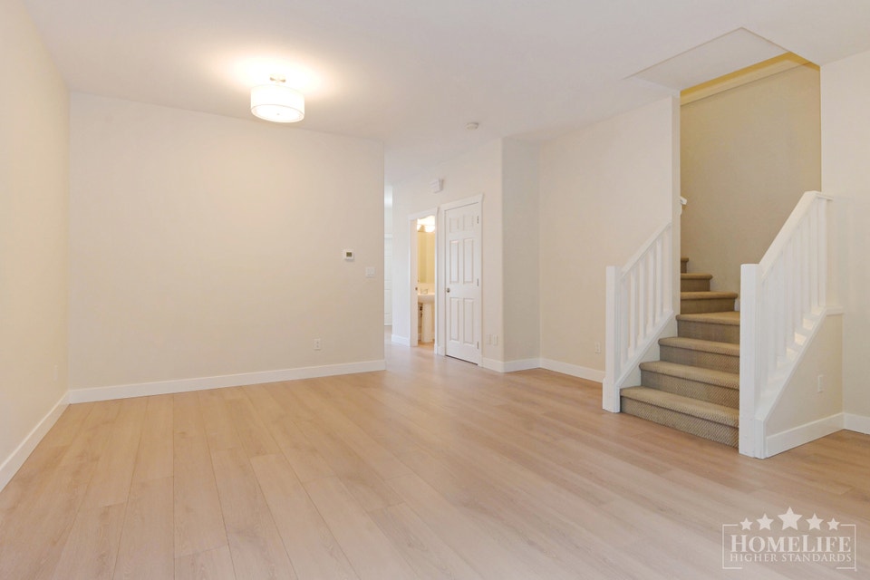 Immaculate 3-Bedroom, 2.5-Bath Half-Duplex Upper Suite Home for 4