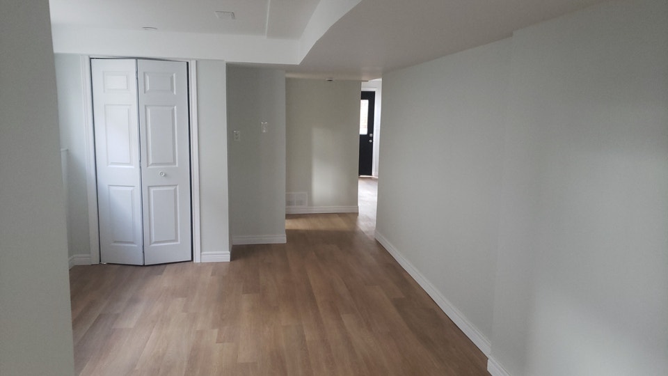 2 Bed lower level unit - $1700 all incl. - 290 Wright St Welland 5