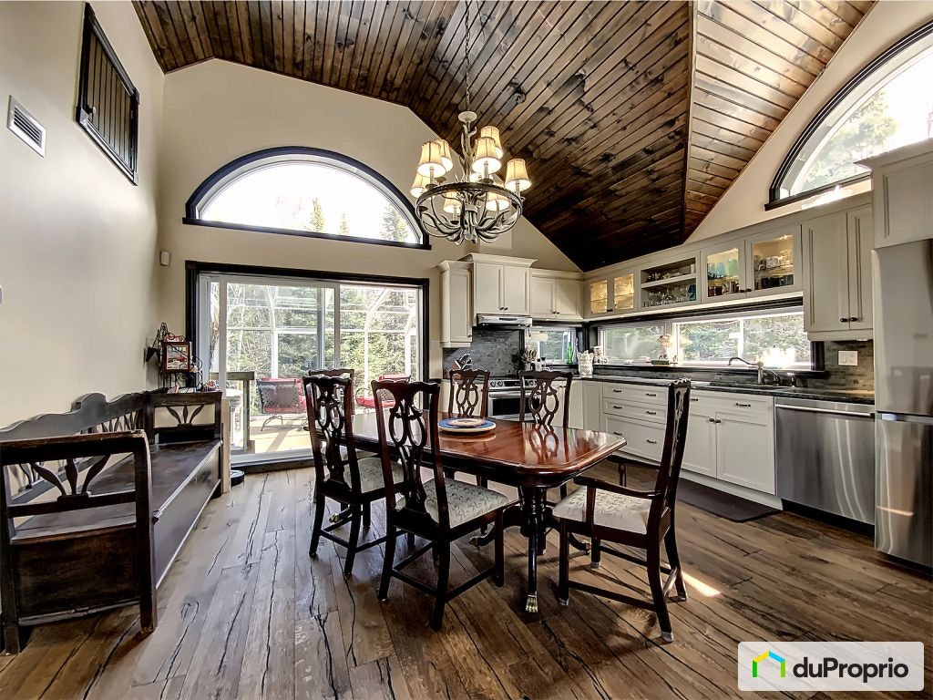 $599,000 - Cottage for sale in St-Ferreol-les-Neiges — photo 1