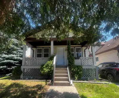 Modern & Spacious 3-Bedroom, 2-Bath Home Central Sarnia Welcome to your newly updated home in the he...