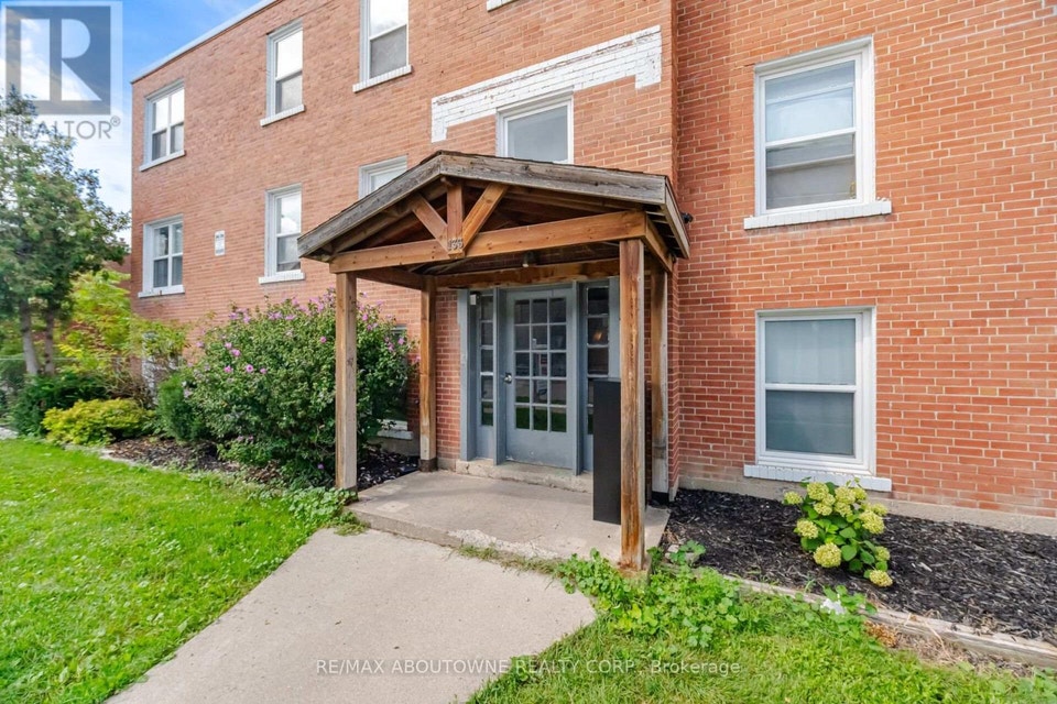 5 - 133 NORTH SERVICE ROAD E Oakville (CP College Park), Ontario 3
