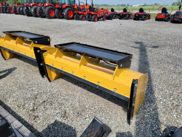 Mapleside COMPACT SS Q-TACH SNOW PUSHER 66 in in Heavy Equipment in Windsor Region - Image 2