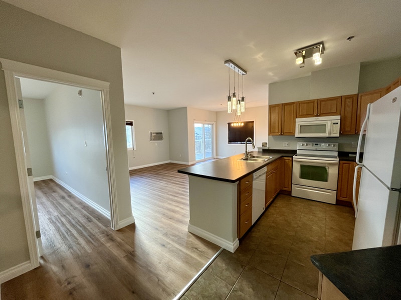 *3 Bed/2 Bath Condo Underground Heated Parking* Long Term Rentals