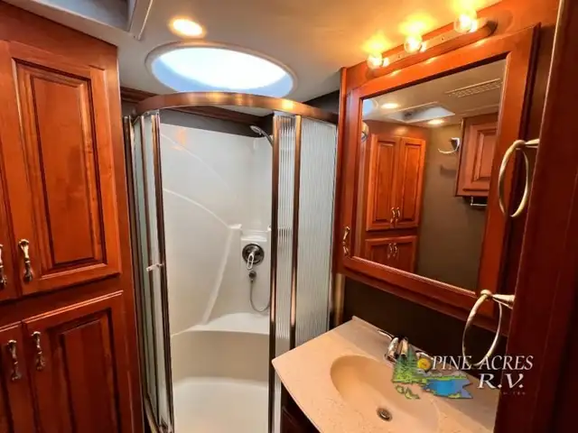 2013 Fleetwood RV Discovery 40X Diesel 057,684 Miles in RVs & Motorhomes in Moncton - Image 41