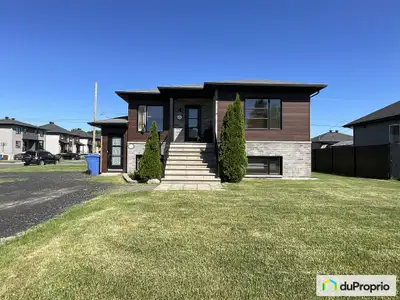 Beau duplex situé dans un quartier tranquille et familial. Les deux logements sont actuellement loué...