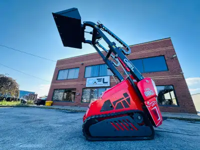 Chargeuse compacte Cael 680S avec moteur Kubota et flèche télescopique www.capitalautoequipment.com...