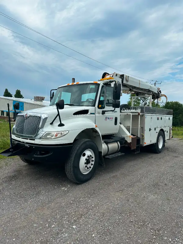 2013 International 4300 - Altec DL42B Digger Derrick in Other in Napanee - Image 4