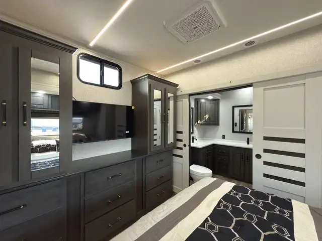 2025 Crossroads RV Redwood Regency 3721FDB Roulotte de parc 2025 in RVs & Motorhomes in Lanaudière - Image 19