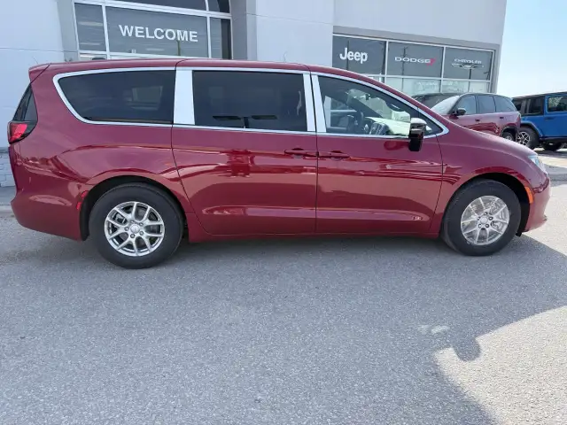2027 Chrysler Grand Caravan SXT in Cars & Trucks in Markham / York Region - Image 8