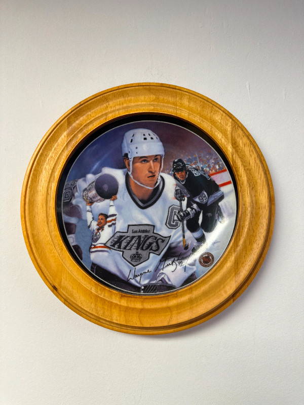 Heroes on Ice The Great Gretzky Bradford Exchange Limited Editio in Arts & Collectibles in Thunder Bay