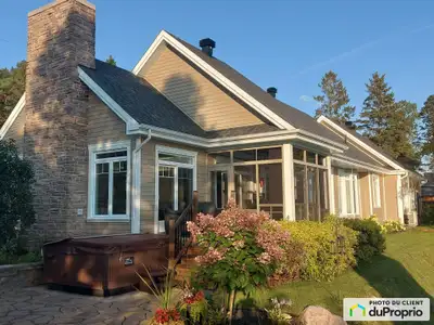 Propriété d'exception au bord de la rivière Chicoutimi Magnifique résidence de prestige offrant plus...