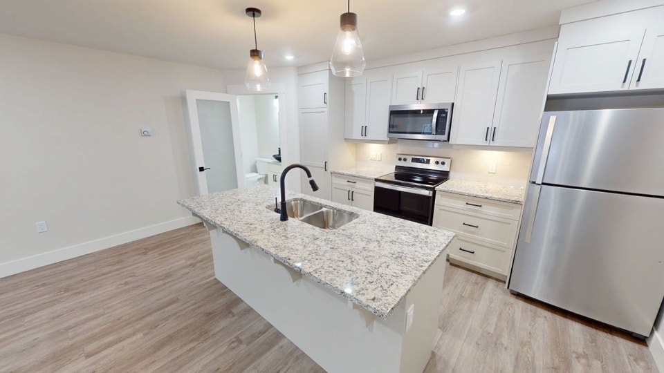 DECEMBER 1ST - 2 BED/1.5 BATH - TOWNHOUSE + BALCONY - UPTOWN 3