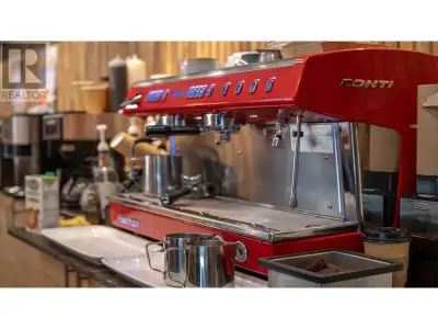 Located in Downtown Vancouver, close to Robson St & Rogers Arena, this cafe benefits from high foot...