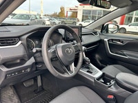 Conquer Canadian roads and city streets alike in this impeccably maintained 2021 Toyota RAV4 XLE, bo... (image 8)