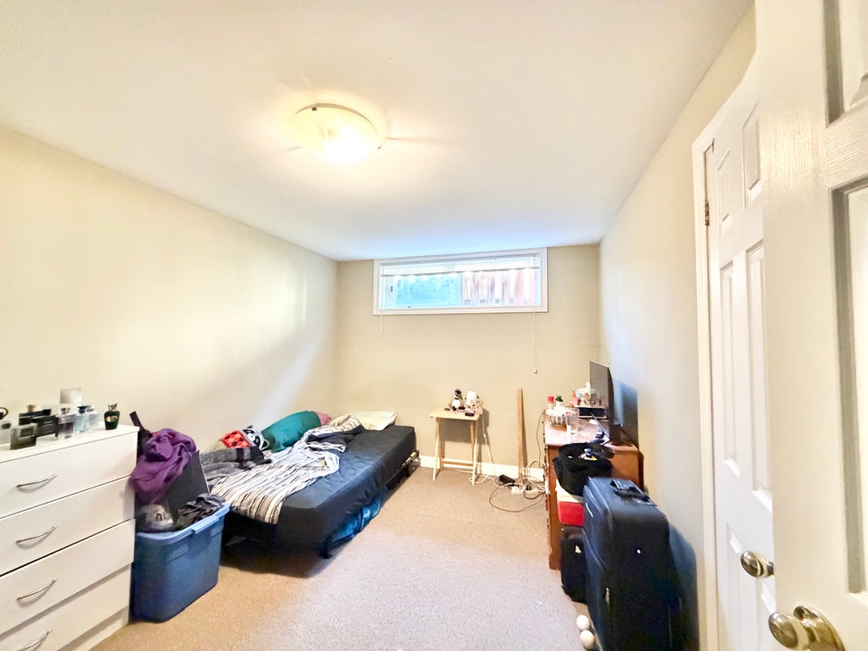 6 BED - 2 BATH - LONDON - FULL HOUSE -  STUDENT RENTAL ONLY 4